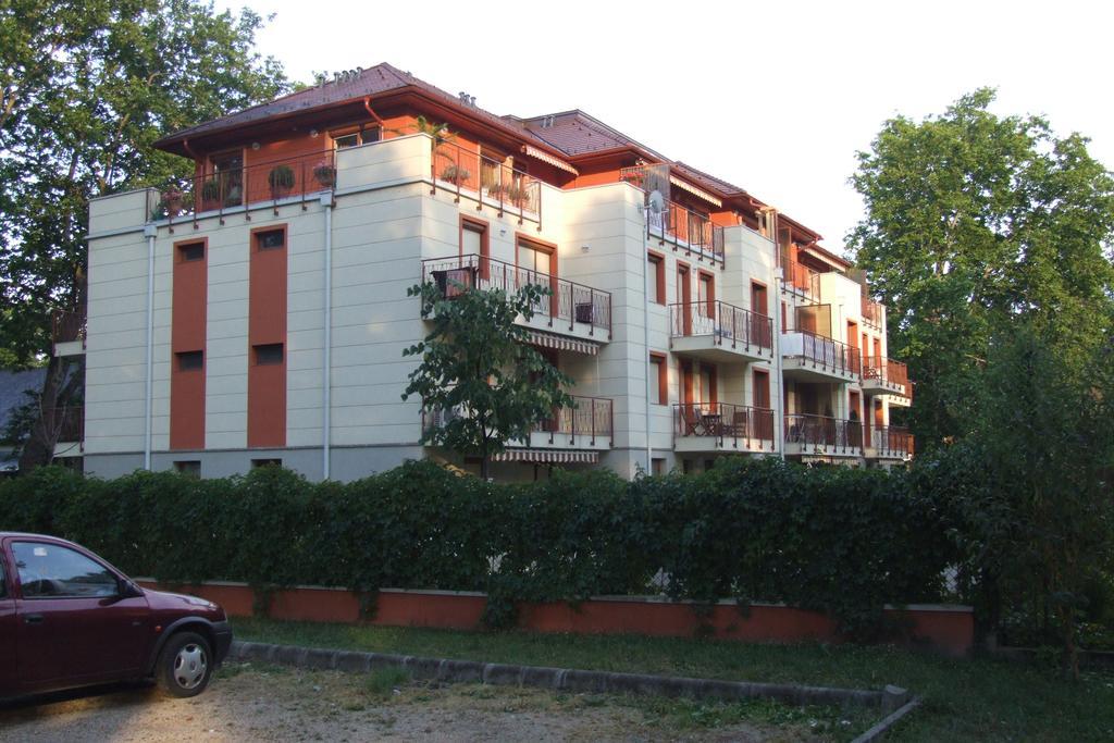 Villa Palazzo Apartments Шіофок Екстер'єр фото